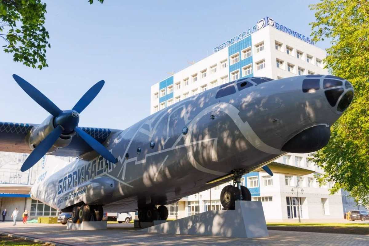 Покраска самолёта Ан-8 для завода «Баррикада» в Гатчине Покраска самолёта Ан-8 для завода «Баррикада» в Гатчине