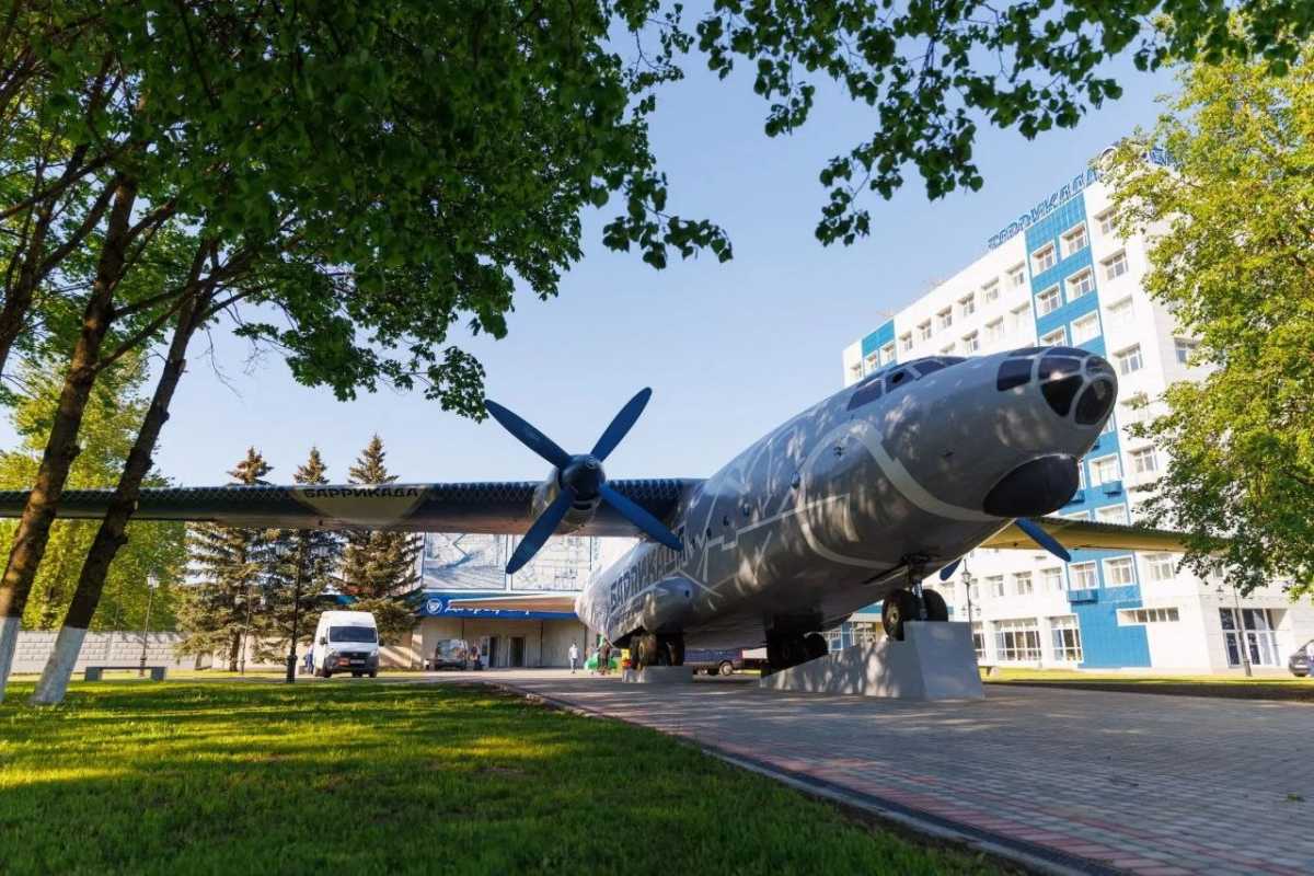 Покраска самолёта Ан-8 для завода «Баррикада» в Гатчине Покраска самолёта Ан-8 для завода «Баррикада» в Гатчине