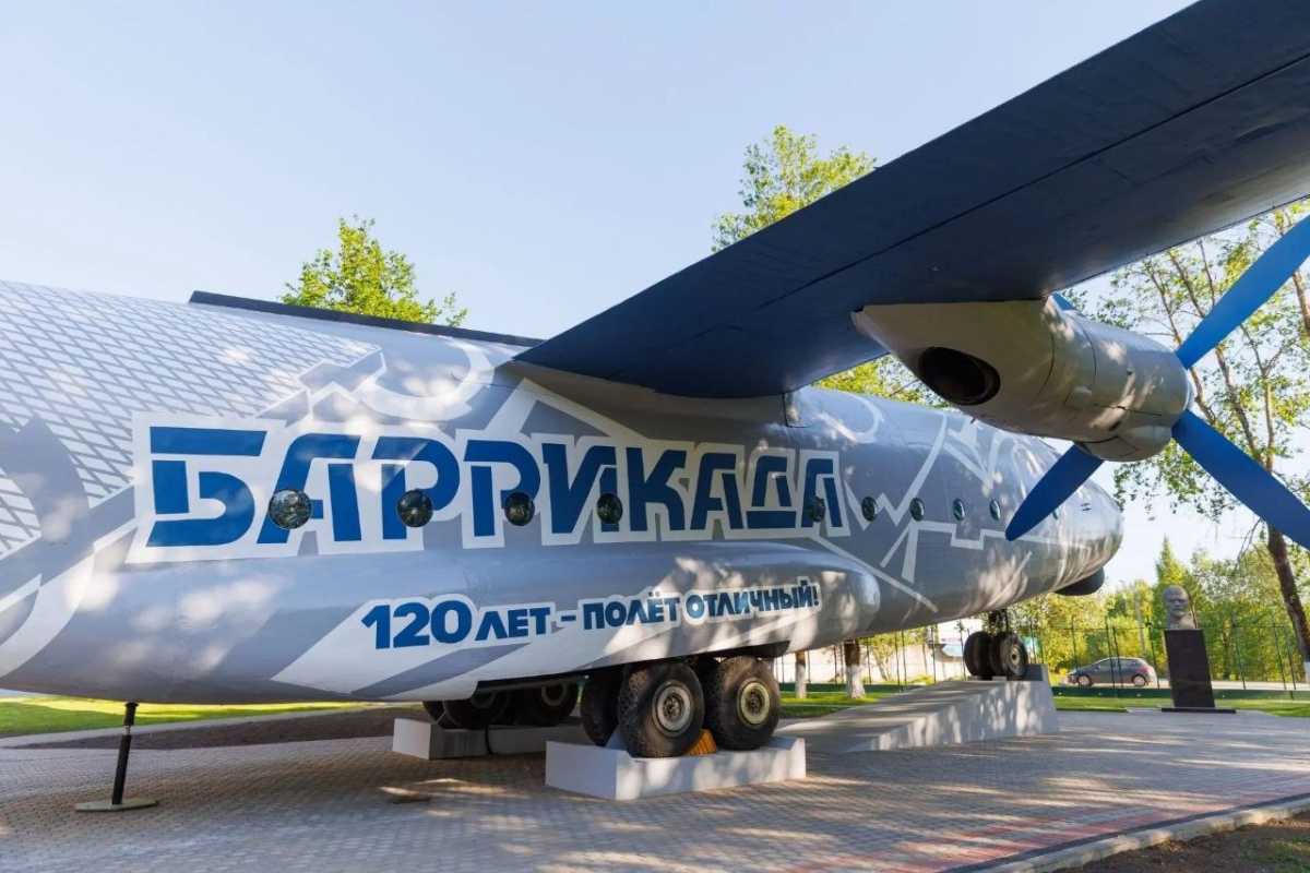 Покраска самолёта Ан-8 для завода «Баррикада» в Гатчине Покраска самолёта Ан-8 для завода «Баррикада» в Гатчине