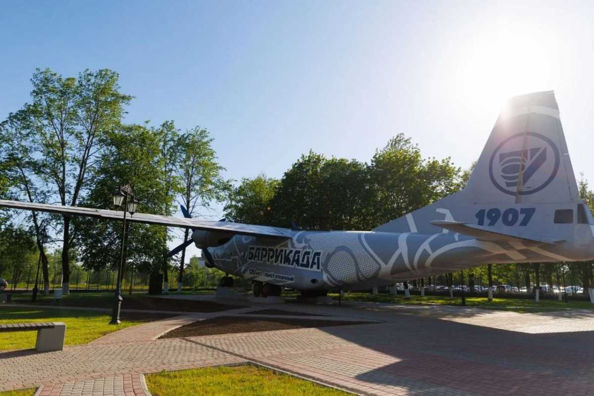 Покраска самолёта Ан-8 для завода «Баррикада» в Гатчине Покраска самолёта Ан-8 для завода «Баррикада» в Гатчине