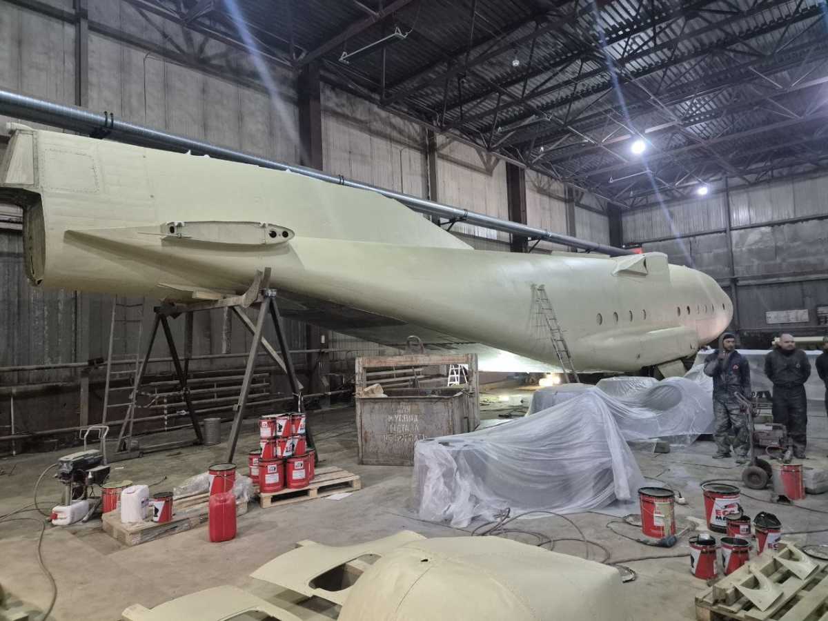 Покраска самолёта Ан-8 для завода «Баррикада» в Гатчине Покраска самолёта Ан-8 для завода «Баррикада» в Гатчине