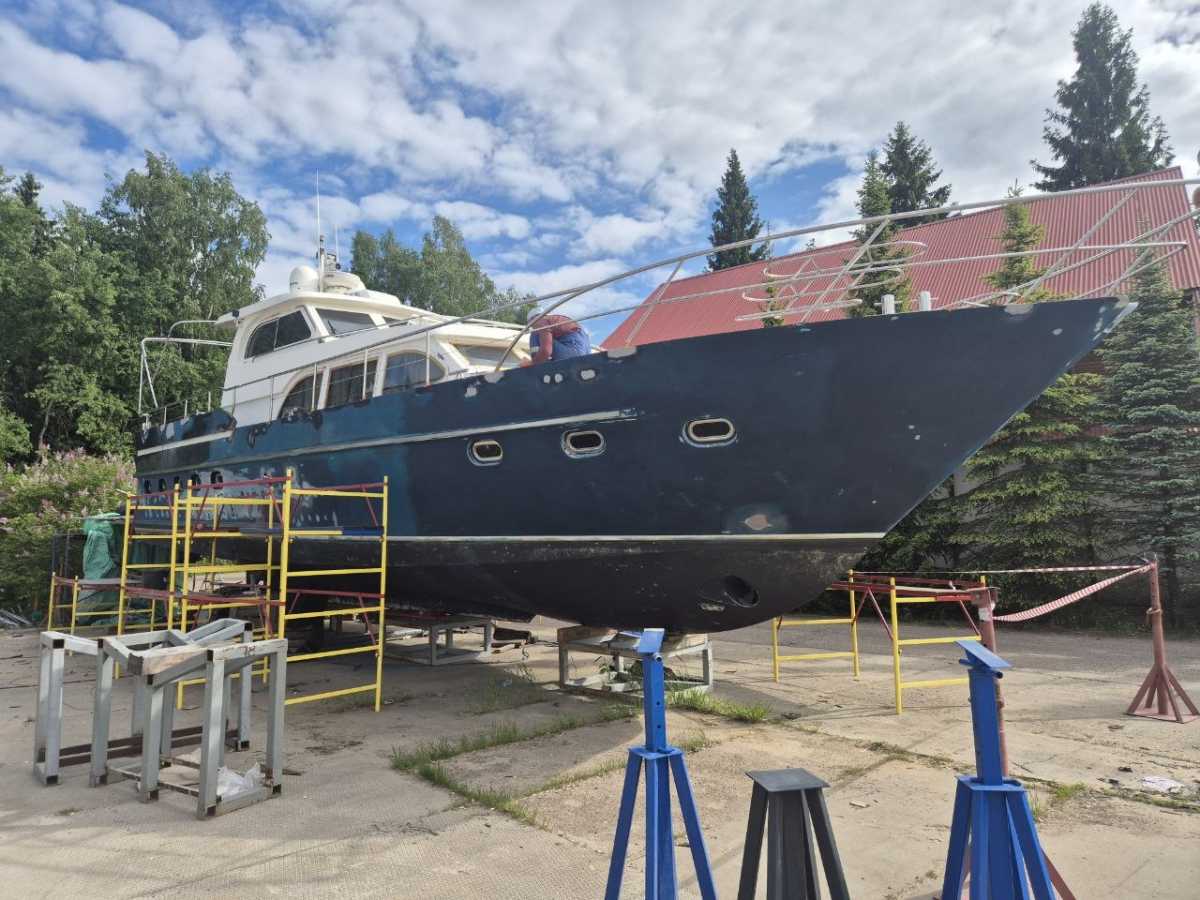 Покраска яхты в яхт-клубе «Форд-де-Вин» в Дубне