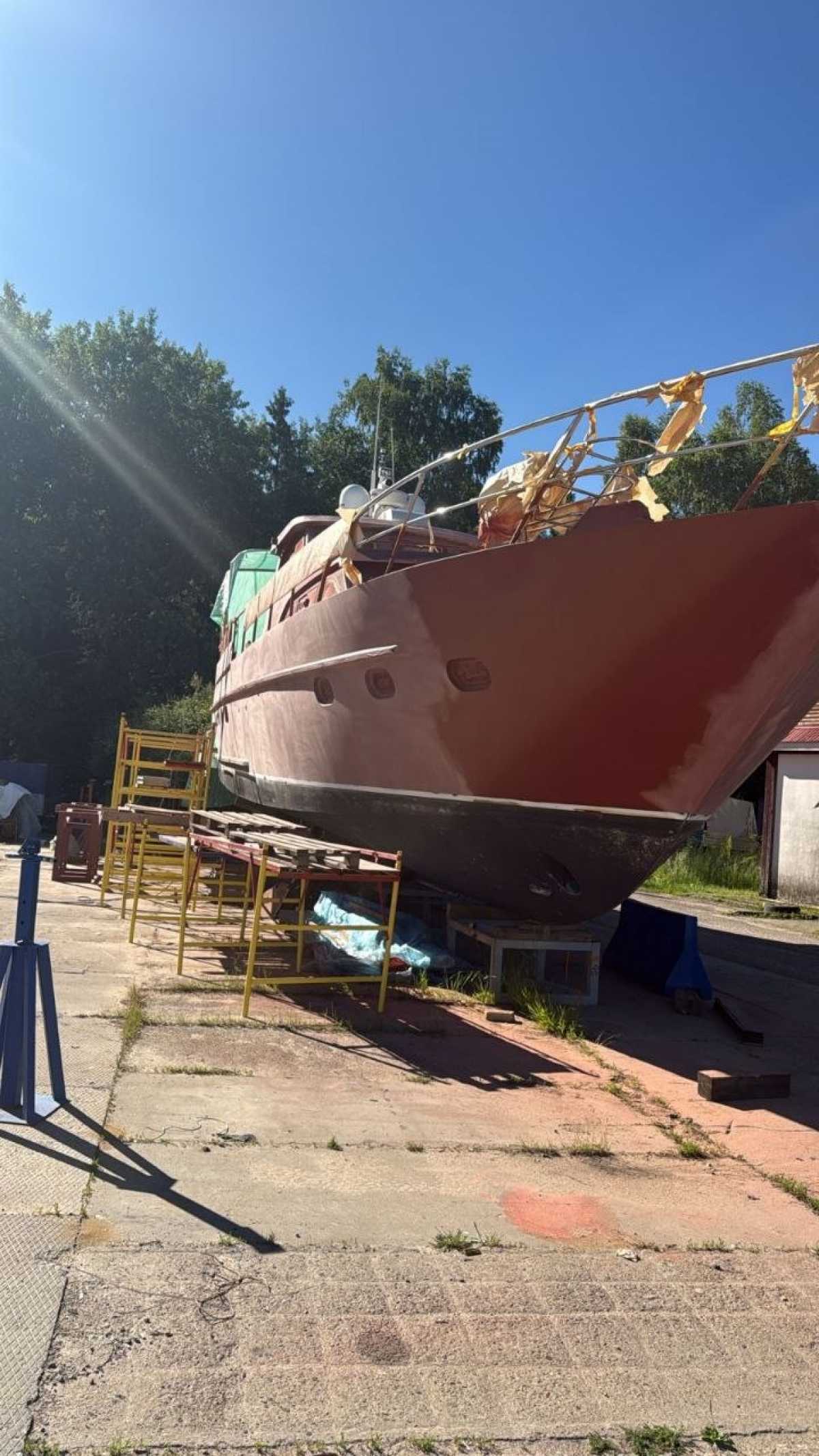Покраска яхты в яхт-клубе «Форд-де-Вин» в Дубне
